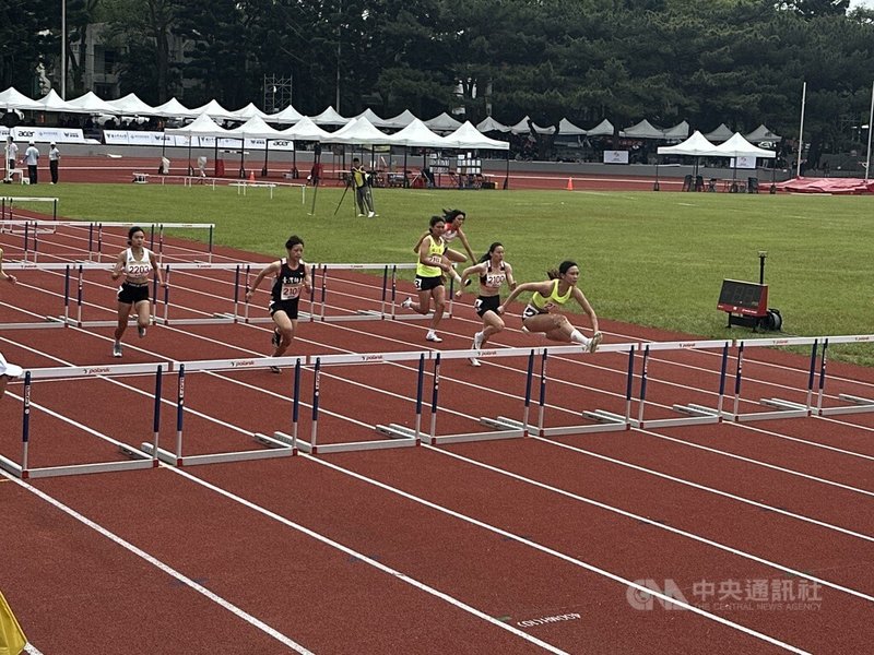 115年全大運4日在中央大學田徑場進行女子100公尺跨欄決賽，代表國立體育大學出賽的「跨欄甜心」張博雅（前）跑出13秒12的成績輕鬆摘金。中央社記者黎建忠攝　115年5月4日