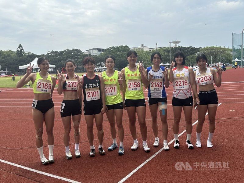 115年全大運4日在中央大學田徑場進行女子100公尺跨欄決賽，代表國立體育大學出賽的「跨欄甜心」張博雅（左）順利奪金，成為全場嬌點。中央社記者黎建忠攝　115年5月4日