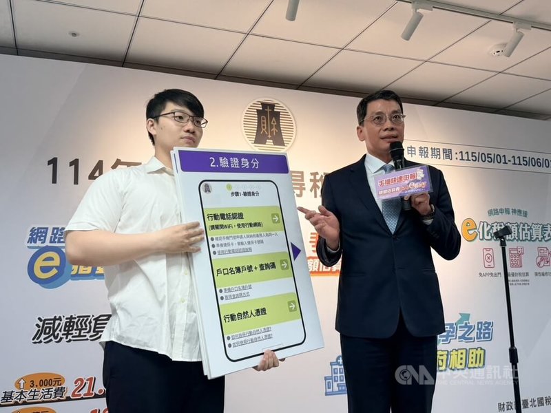 財政部次長陳勇勝（右）4日視察114年度綜合所得稅結算申報情形。中央社記者呂晏慈攝　115年5月4日