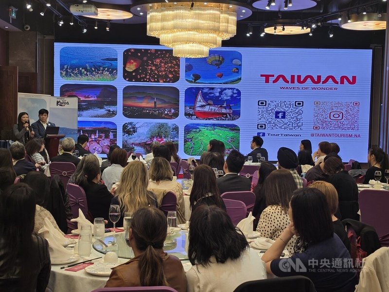 台灣觀光署在「台韓觀光之夜」活動現場說明台灣的自然景觀、在地文化等豐富旅遊風貌，令許多旅行業者大為讚揚，認為台灣是全球旅遊的瑰寶。中央社記者程愛芬溫哥華攝　115年5月4日