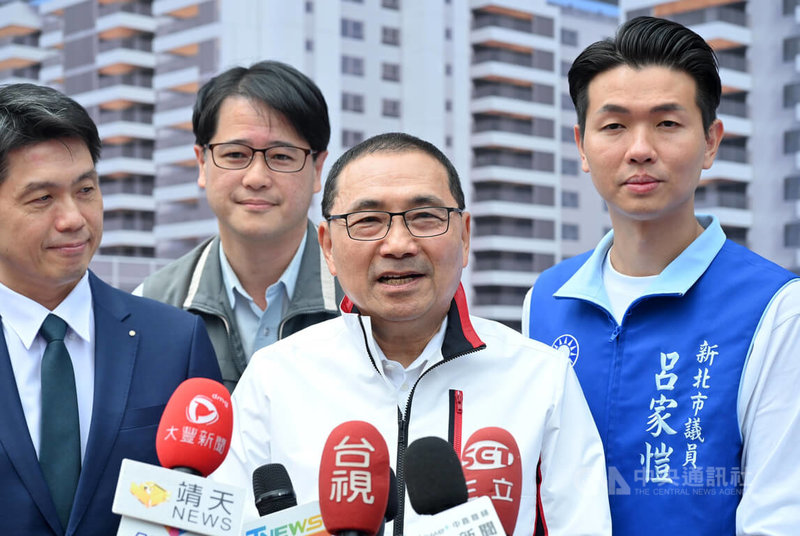 新北市長侯友宜（右2）4日接受媒體聯訪表示，捷運三鶯線將在5月報交通部履勘，有機會能夠在年中通車。中央社記者王鴻國攝　115年5月4日