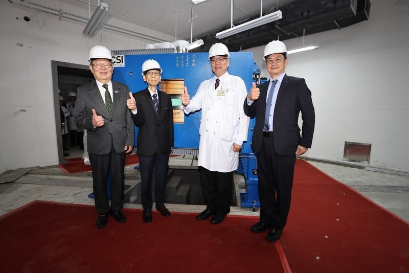 台北榮總硼中子捕獲治療中心加速器安座儀式4日舉行，陽明交大校長林奇宏（左起）、漢民科技副董事長許金榮、北榮院長陳威明、禾榮科技總經理沈孝廉合影。（北榮提供） 中央社記者陳婕翎傳真　115年5月4日