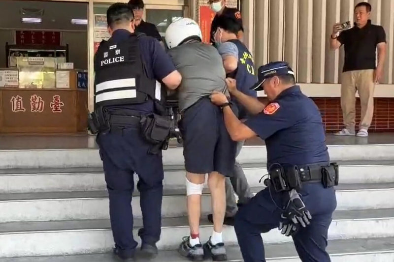 83歲辛姓男子4日涉嫌到小姨子黃姓女子位於台南市南區住處縱火，並持斧頭攻擊黃女及救災人員，還開走消防局救護車，隨後被警方逮捕。（讀者提供）中央社記者楊思瑞台南傳真　115年5月4日