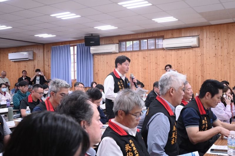 立法院經濟委員會4日到花蓮縣光復鄉考察「馬太鞍溪堰塞湖災後復原重建工作」，花蓮縣政府各局處簡報說明，災後復原涉及交通、水利、農業及民生安置等多面向工作，需中央與地方合作。（花蓮縣政府提供）中央社記者李先鳳傳真　115年5月4日
