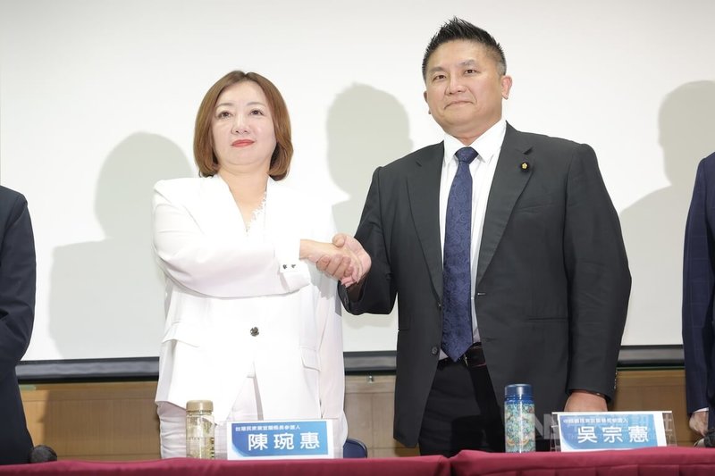 國民黨與民眾黨在宜蘭縣長選舉共推人選,由國民黨提名的吳宗憲(右)與民眾黨提名的前立委陳琬惠(左)競爭。雙方4日上午舉行「藍白聯合治理宜蘭縣長民調結果」發布記者會,公布最終民調結果,由吳宗憲勝出。中央社記者翁睿坤攝 115年5月4日