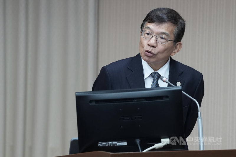 部分郵局近來頻傳郵務士投遞機車的輪胎變形，影響郵務士工作安全。中華郵政董事長王國材（圖）4日表示，這批採購的輪胎雖符合規範但品質較差，已要求廠商全面更換，已裝上機車的輪胎也會一併汰換。中央社記者徐肇昌攝　115年5月4日