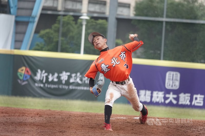 115年陽信盃青少棒賽4日開打，台北市隊兩任左投曾亦誠、葉承豪（圖）聯手壓制，率隊以3比2擊敗高雄市隊，葉承豪拿下勝投。中央社記者謝靜雯攝　115年5月4日