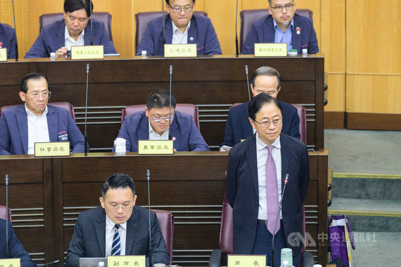 竹科龍潭園區擴建計畫（龍科三期）提報國科會審議，桃園市長張善政4日表示，「媒體寫的基本上是正確」，過去2年市府鴨子划水與竹科管理局及業者協調，後續積極配合態度不會改變。圖為張善政（前右）列席桃園市議會市政總質詢。中央社記者吳睿騏桃園攝　115年5月4日