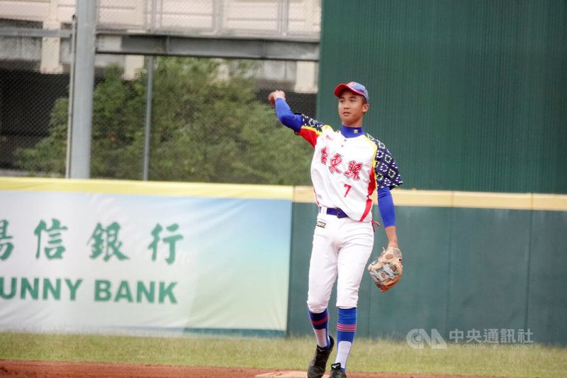 115年陽信銀行盃全國青少棒錦標賽台東縣隊林恩（圖）4日投打俱佳，中繼3局無責失分穩守，單場敲2安，助隊首戰以8比5擊敗彰化縣。中央社記者謝靜雯攝　115年5月4日