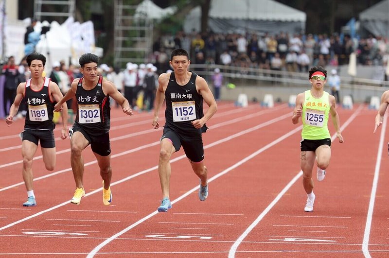 台灣男子田徑好手陳玟溥（右2）4日在115年全國大專校院運動會100公尺決賽，以10秒35摘下金牌，可惜依舊沒能達到亞運參賽標準。（全大運辦公室提供）中央社記者黎建忠傳真　115年5月4日