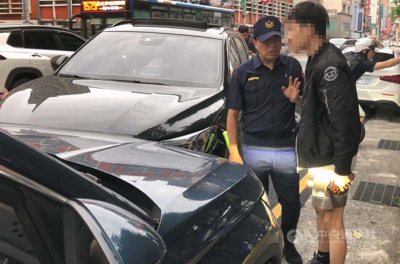 29歲劉姓男子（前右）4日下午開車行經基隆市政府前，撞上停等紅燈機車後，下車查看卻沒打停車檔，導致車輛滑行再推撞休旅車及機車。警方在劉男車內起獲4顆喪屍煙彈，將依法送辦。中央社記者王朝鈺攝　115年5月4日