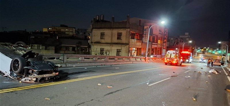 高姓男子4日凌晨駕車沿彰化市中華西路行駛，碰撞同向機車後，再碰撞對向自小客車，造成2死2傷。（翻攝照片）