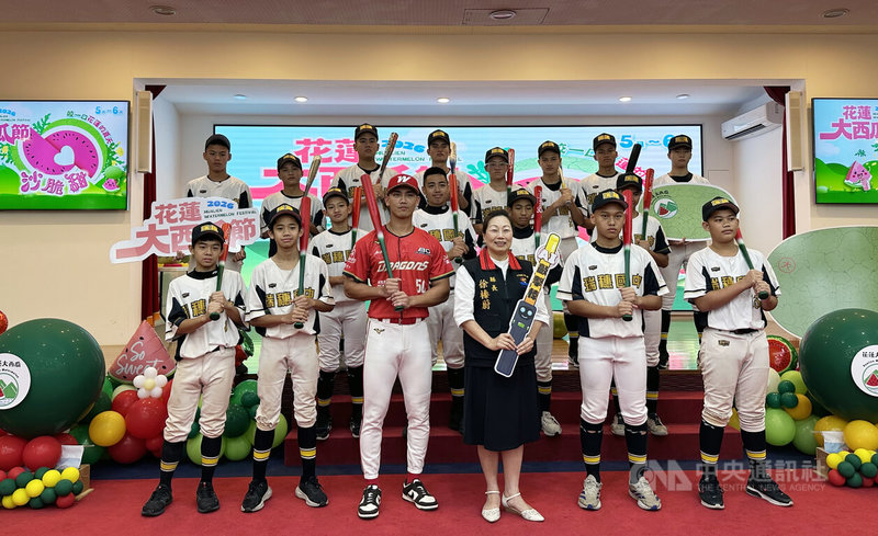花蓮縣政府4日在縣府大禮堂舉辦「花蓮大西瓜節」宣傳記者會，花蓮子弟、味全龍球員曾聖安（前左3）為家鄉農產站台，與縣長徐榛蔚（中）等共同揭開序幕。中央社記者李先鳳攝　115年5月4日