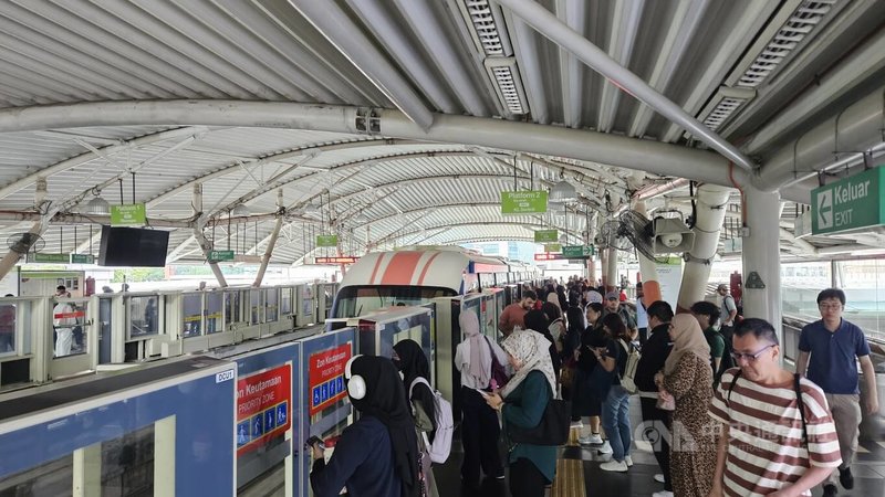 大馬在補貼縮減與油價上漲壓力下，吉隆坡市區大眾捷運系統上下班時段人潮略有增加，有上班族改以公共運輸通勤。圖為大馬地鐵通勤人潮。中央社記者黃自強吉隆坡攝　115年5月4日
