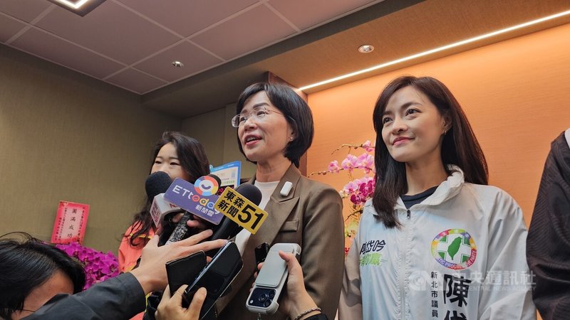 新北市長選戰增溫中，雙方勤跑行程，網路社群也成了空戰主戰場。民進黨參選人蘇巧慧（右2）表示，每個人有自己的風格、節奏，盼藉此爭取選民認同中央社記者王鴻國攝  115年5月4日