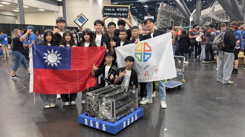 格致中學學生赴美國德州休士頓參加2026年FIRST世界機器人冠軍賽。（駐休士頓辦事處提供） 中央社記者侯姿瑩華盛頓傳真　115年5月4日