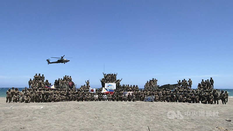 菲美年度大型聯合軍事演習「肩並肩」（Balikatan）4日在呂宋島北部沙灘舉行實彈反登陸科目，菲美日參與部隊在演習結束後合影。中央社記者林行健佬沃市攝　115年5月4日
