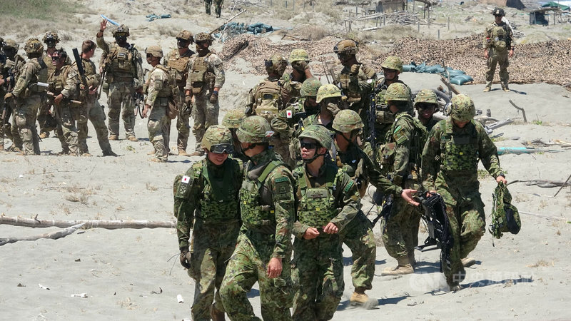 菲美年度大型聯合軍事演習「肩並肩」（Balikatan）4日在呂宋島北部沙灘舉行實彈反登陸科目，日本自衛隊首度直接參與，與盟友協同演練海岸防衛。中央社記者林行健佬沃市攝　115年5月4日