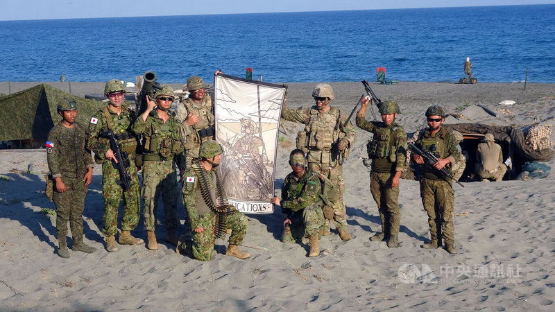 菲美年度大型聯合軍事演習「肩並肩」（Balikatan）4日在呂宋島北部沙灘舉行實彈反登陸科目，日本自衛隊首度參與，並秀出裝備。中央社記者林行健佬沃市攝　115年5月4日