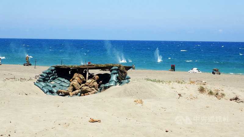 菲美年度大型聯合軍事演習「肩並肩」（Balikatan）4日在呂宋島北部沙灘舉行實彈反登陸科目，在沙灘上實施殲敵。中央社記者林行健佬沃市攝　115年5月4日