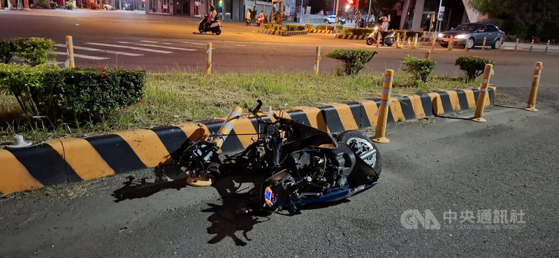 高姓男子4日凌晨駕車沿中華西路行駛，不明原因涉碰撞同向吳姓機車騎士後，失控再碰撞對向自小客車，造成機車全毀，零件散落路面。（翻攝照片）中央社記者鄭維真傳真　115年5月4日