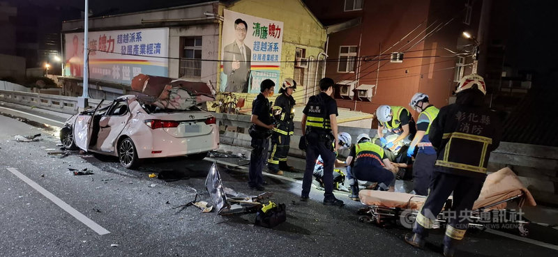 高姓男子4日凌晨駕駛BMW自小客車行經彰化縣彰化市中華西路，涉碰撞1輛機車後，再撞擊1輛自小客車，自小客翁姓駕駛及同車施姓男子受困車內，消防人員使用破壞器材協助脫困。（翻攝照片）中央社記者鄭維真傳真　115年5月4日