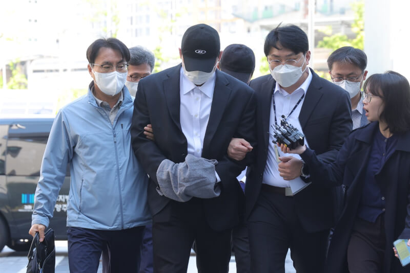 疑涉韓國導演金昌民過失殺人案的嫌犯（左2），4日前往議政府地方法院南楊州支院接受調查。（韓聯社）