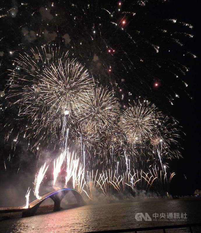 2026澎湖國際海上花火節今年合作日本經典動漫「七龍珠Z」，打造兼具視覺震撼與主題特色全新夏日花火盛會，4日正式迎來開幕秀，點亮馬公夜空。中央社　115年5月4日