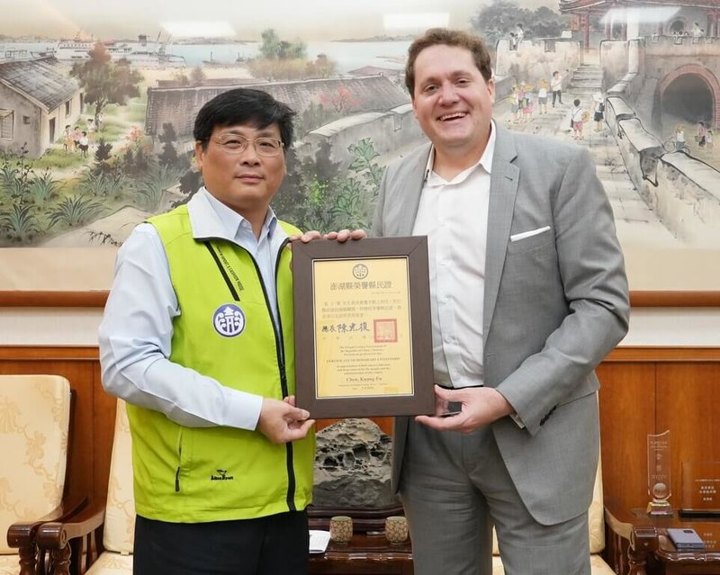 美國在台協會（AIT）高雄分處長張子霖（右）將屆滿離任，4日到澎湖向副縣長林皆興（左）辭行，獲頒榮譽縣民證。（澎湖縣政府提供）中央社  115年5月4日