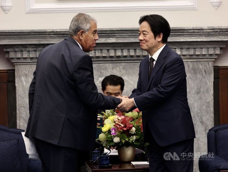 總統賴清德（右）5日下午在總統府接見由以色列前國會議長暨資深議員李威（Mickey Levy，另譯：利維）（左）率領的以色列國會跨黨派議員訪問團，歡迎他們來訪台灣。中央社記者張皓安攝　115年5月5日