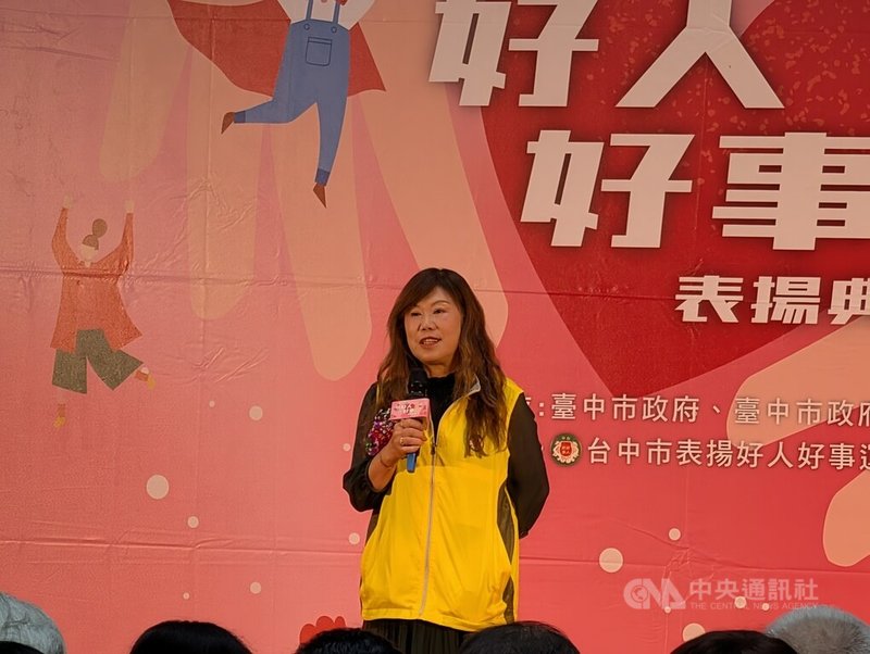台中市好人好事代表頒獎活動5日在台中市府舉辦，台中市表揚好人好事運動協會理事長徐靜鈴（圖）會中表示，每個好人好事代表身後，都有感動人心的故事，盼活動對社會產生積極、正面的影響。中央社記者蘇木春攝　115年5月5日