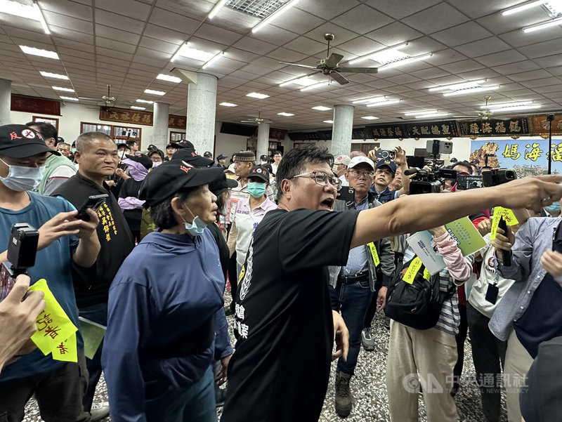 彰化縣政府5日在芳苑鄉王功福海宮辦理彰化生命園區開發計畫公開說明會，二林芳苑反火葬場自救會認為未能有效溝通，且看不清簡報畫面，主張會議無效。中央社記者鄭維真攝　115年5月5日