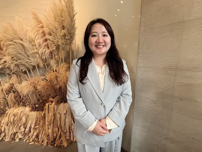 新竹市社區關懷法律服務協會理事長、律師林妤芬（圖）長期推動親子法治教育，曾舉辦草地聽故事活動，讓孩子在陽光與故事中，輕鬆學習尊重、同理與自我保護等觀念。（新竹市社區關懷法律服務協會提供）中央社記者郭宣彣傳真　115年5月5日