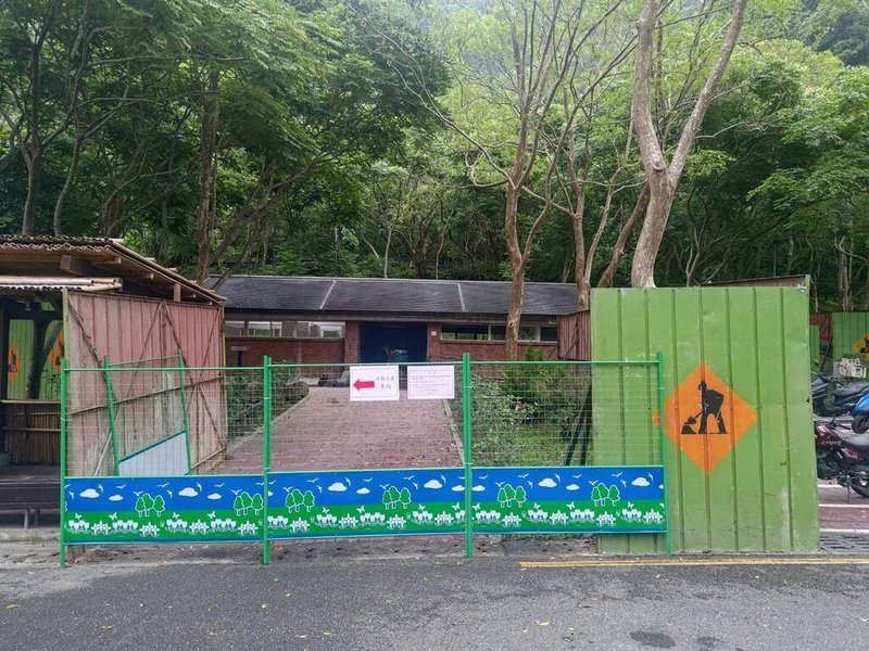 花蓮太魯閣台地停車場公廁即日起至10月24日封閉整修，工區旁設有15座活動公廁及1座不便者活動公廁供遊客使用。（太管處提供）中央社記者張祈傳真　115年5月5日
