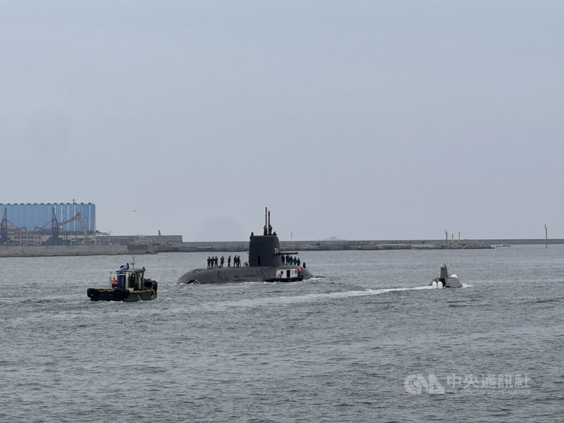 潛艦國造原型艦海鯤艦5日進行第7次潛航測試，台船公司自主研發的「奮進魔鬼魚號」無人船，也陪著海鯤艦一起駛出船塢。中央社記者林巧璉攝　115年5月5日