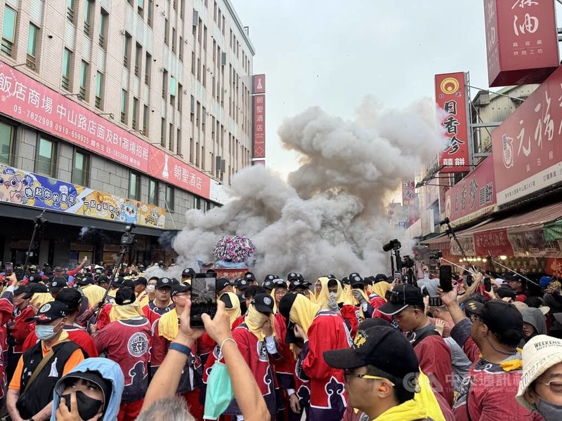 國家重要民俗「北港朝天宮迎媽祖」5日熱鬧登場，炸轎、犁炮輪番上陣，震撼全場，吸引上萬人參與。 中央社記者姜宜菁攝  115年5月5日