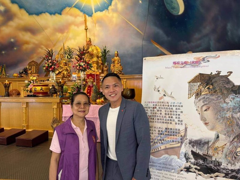 加拿大執政自由黨眾議員張瑋麟（Wade Chang）（右）對大甲媽祖參與廟會、駐駕天金堂感到興奮，天金堂負責人之一陳明娜（左）也很開心關帝與媽祖展現雙聖信仰，讓海外認識中華文化。中央社記者程愛芬溫哥華攝　115年5月5日