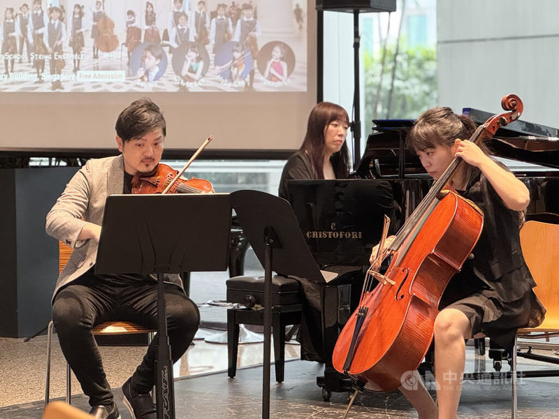 台北市南湖國小弦樂團5日在新加坡圖書館舉辦演出。台灣小提琴家羅景鴻（左起）、音樂家王雅芬與王姿文參與。中央社記者吳昇鴻新加坡攝　115年5月5日