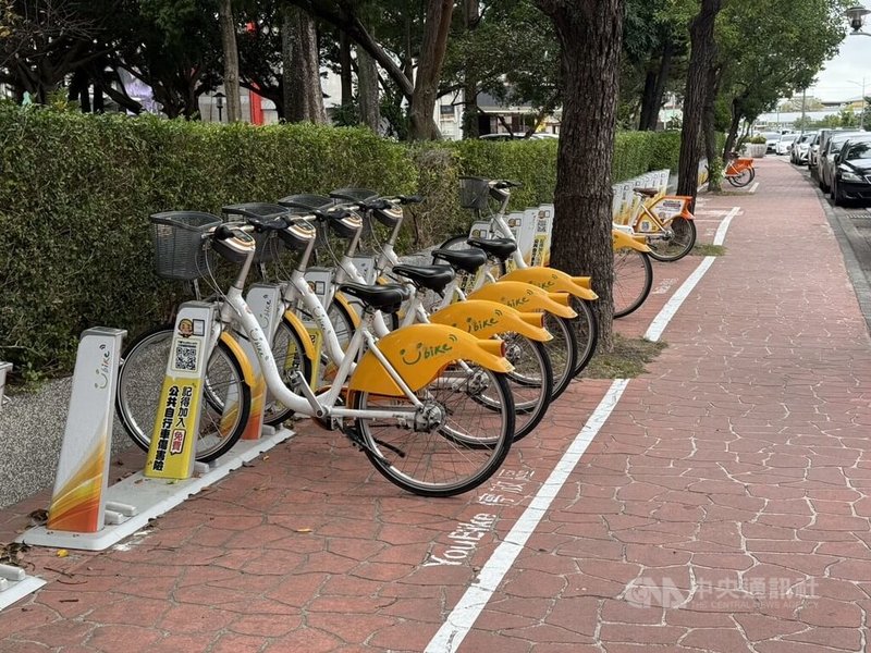 苗栗縣政府表示，全縣公共自行車（YouBike）租賃站點目前已設置211處，騎乘人次突破千萬，將持續在尚無站點的鄉鎮設站，推廣綠能運輸、打造更友善的騎乘環境。中央社記者管瑞平攝　115年5月5日