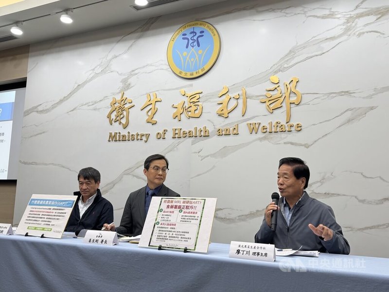 外界質疑政府為配合台美對等貿易協定（ART），放寬具致癌風險農藥殘留標準。衛福部食藥署5日下午舉行臨時記者會，署長姜至剛（中）親上火線回應，強調各項標準的修訂皆基於科學評估與國內外管制現況，與ART毫無關聯，外界將兩者不當連結，實屬誤導。中央社記者沈佩瑤攝　115年5月5日