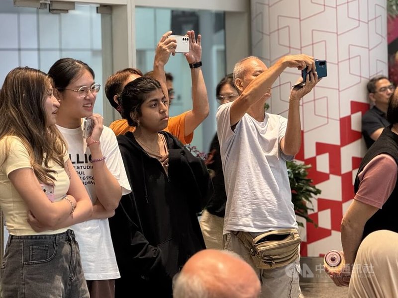 台北市南湖國小弦樂團5日在新加坡圖書館演出，吸引眾多民眾駐足觀賞。中央社記者吳昇鴻新加坡攝　115年5月5日