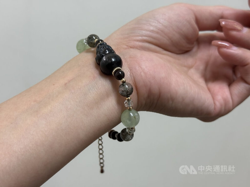 南投縣政府衛生局5日表示，接獲民眾檢舉查獲網路販售水晶手鍊宣稱「緩解心臟病、預防高血壓、止痛消炎」等療效，經查證為不實宣稱，依違反藥事法裁罰新台幣60萬元。圖非此案手鍊。中央社記者蕭博陽攝　115年5月5日