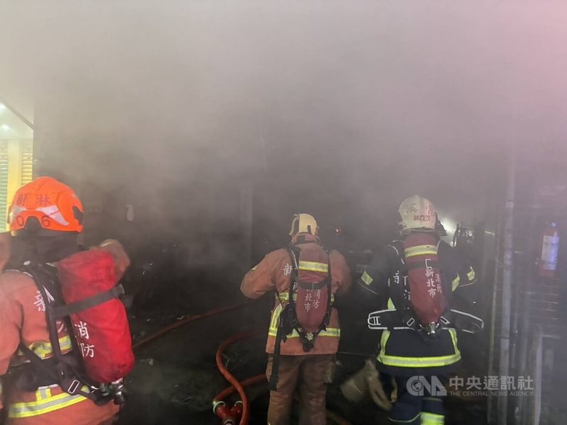 新北市土城區一處修車廠5日發生火警，現場濃煙直竄，經消防人員布置水線灌救下，火勢迅速獲控制。（翻攝照片）中央社記者王鴻國傳真　115年5月5日