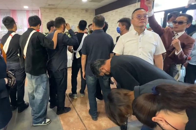 台南市28歲女警鄭詠心休假騎機車出車禍殞命，告別式5日舉行，涉肇事的戴姓女大生在父母陪同下到場鞠躬致意，鄭詠心家屬選擇背對不回應。（讀者提供）中央社記者楊思瑞台南傳真　115年5月5日