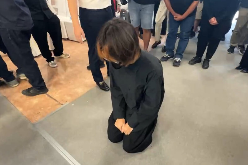 台南市28歲女警鄭詠心休假騎機車出車禍殞命，告別式5日舉行，涉肇事的戴姓女大生（圖）現身靈堂下跪致意。（讀者提供）中央社記者楊思瑞台南傳真　115年5月5日