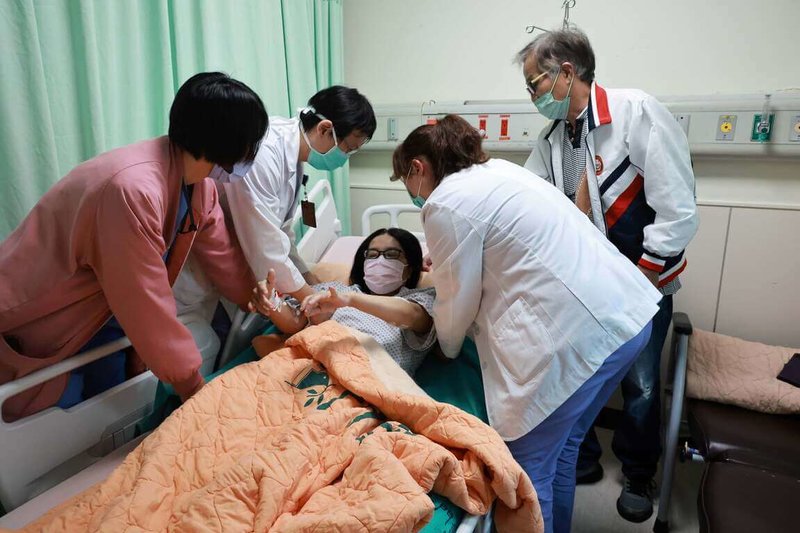 花蓮1名37歲長期洗腎女性不明原因高燒就醫，門諾醫院診斷出感染性心內膜炎，主動脈瓣膜遭細菌嚴重侵蝕，開刀後爆發致命性出血，緊急二度開胸止血，成功救回一命。（門諾醫院提供）中央社記者李先鳳傳真　115年5月5日