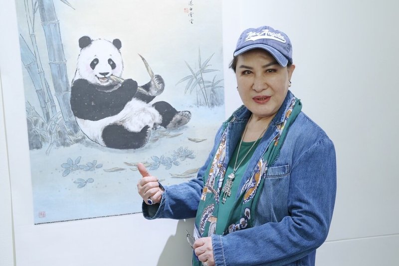 「台灣歌仔戲國寶」楊麗花（圖）日前出席藝術家黃湘詅「白雲傳承．水墨初心」畫展，楊麗花鼓勵乾妹妹黃湘詅，不要因為父母不在就灰心，兩人感情深厚。（黃湘詅提供）中央社記者洪素津傳真　115年5月5日