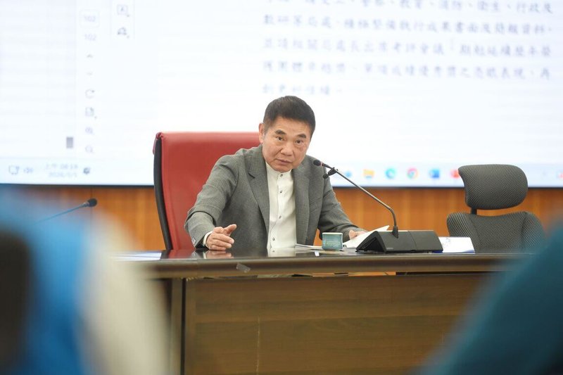 從美國進口的加工用馬鈴薯輸入檢疫標準引發討論。苗栗縣長鍾東錦（圖）5日在縣務會議指示衛生局研擬適當獎勵辦法，鼓勵商家與餐飲業者主動公告食材來源，讓消費者買得放心、吃得安心。（苗栗縣政府提供）中央社記者管瑞平傳真　115年5月5日