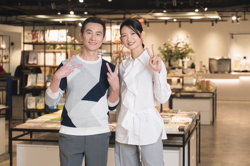 演員吳奕蓉（右）、李辰翔（左）演出大愛劇「大愛街2巷」，吳奕蓉在劇中飾演一名渴望愛情的前衛髮型設計師，李辰翔則詮釋平凡父親、老公的角色，他們5日出席宣傳記者會分享拍戲心得。（大愛提供）中央社記者洪素津傳真　115年5月5日