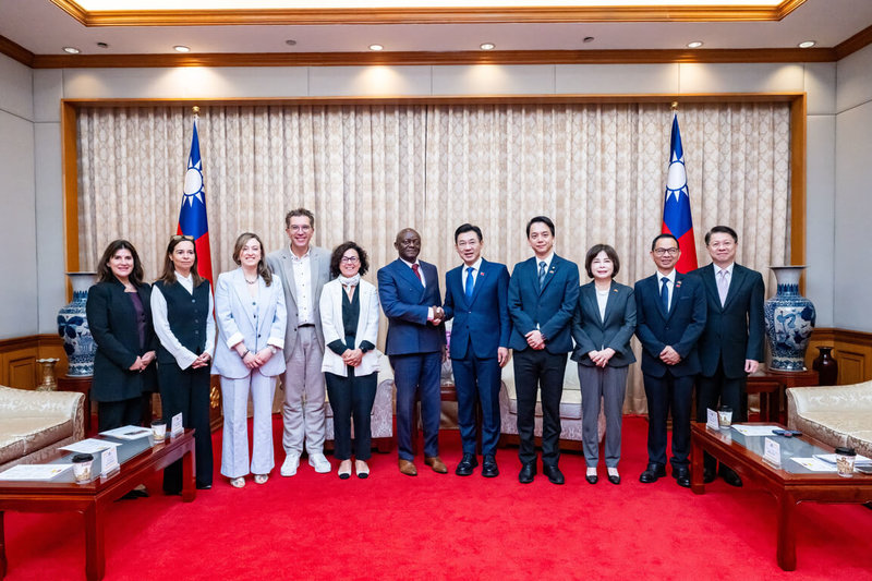 立法院副院長江啟臣（右5）5日接見比利時聯邦眾議院議員團，他表示，兩國共享民主與人權價值，期盼透過常態化交流，推動雙邊關係穩健發展。 （立法院提供） 中央社記者王承中傳真　115年5月5日